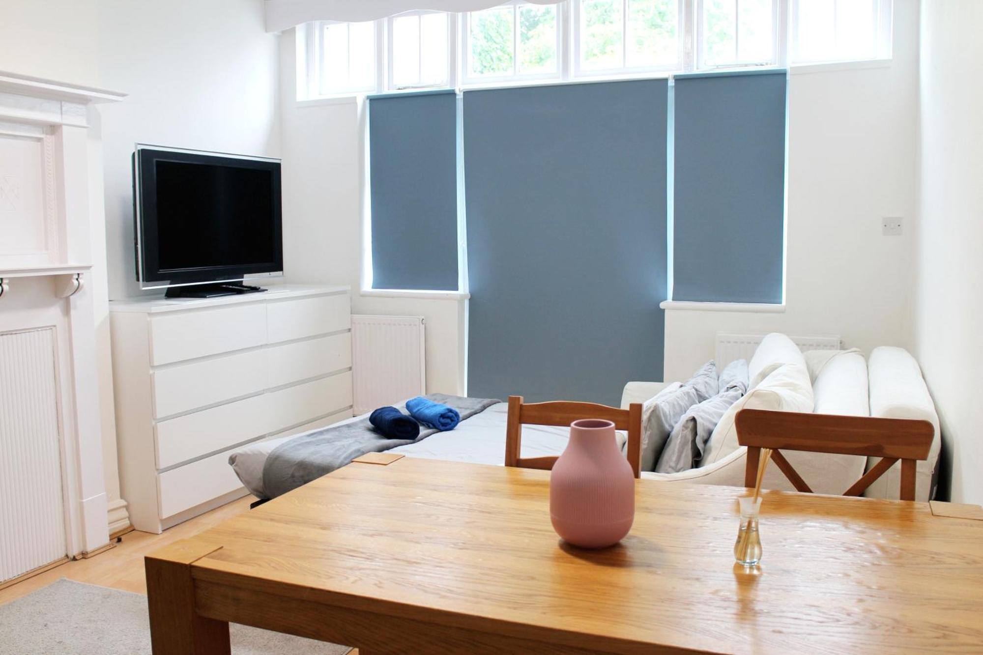 Large Garden Apartment On Golders Green High Road لندن المظهر الخارجي الصورة